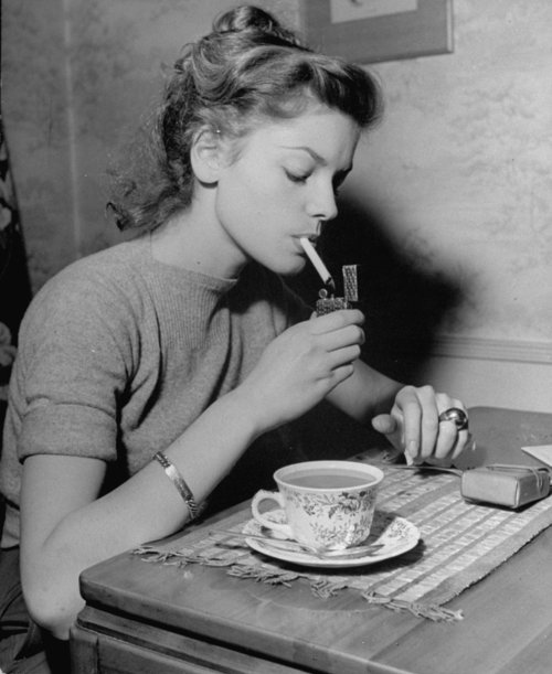 Lundi 7 Septembre 50s-cigarettes-laureen-bacoll-retro-tea-favim-com-105123