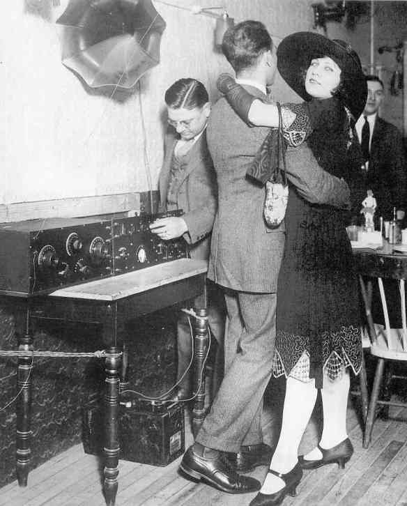 J+B-110_dancing-to-radio_1920s